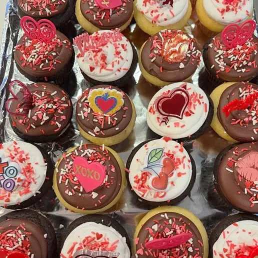 A tray of decorated cupcakes